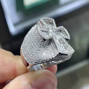 Anillo de cóctel de moissanita VVS para hombre, con engaste cruzado pavé, corte baguette, estilo hip-hop, para uso diario - Product Image 2