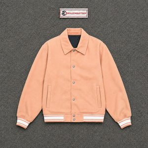 Chaqueta universitaria personalizada de lana color melocotón para hombre y mujer, al por mayor, de primera calidad, estilo Letterman, con botones a presión en la parte delantera. - Product Image 5