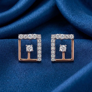 Boucles d'oreilles à clous carrées en or rose avec diamants - Product Image 4