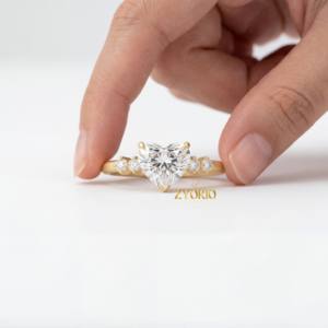 Elegante Anillo de Compromiso con Diamante Cultivado en Laboratorio, Corte Corazón, con Piedras Laterales, Chapado en Oro de 18K, Anillo de Boda Romántico para Mujer - Product Image 3