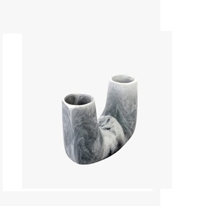 Vase moderne en résine bleue écologique à motif rayé, design en U, forme irrégulière, décoration artistique pour la maison - Product Image 6