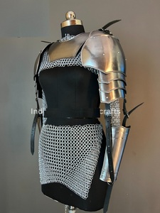 Armadura de Caballero Gótica de Acero Inoxidable con Acabado Plateado y Detalles de Malla de Cadena, Diseño Moderno de Imitación Antigua para Exhibición - Product Image 4