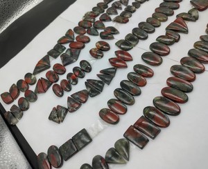 Venta al por mayor de gemas sueltas de cabujón de piedra de sangre natural en par a juego para la fabricación de pendientes y colgantes - Product Image 1