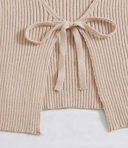 Pull respirant à col en V avec passe-pouce pour femme – Haut de sport et fitness pour la course à pied – T-shirt de performance en maille - Product Image 5