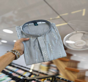 Kurta pyjama traditionnel pour homme, longueur genou, avec détails en pierres miroir, tenue ethnique idéale pour les mariages et les occasions festives. - Product Image 4