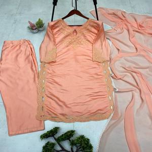 Conjunto de Pantalón y Blusa de Seda Romana Elegante VASTRA COTTAGE con Bordado Completo y Dupatta de Georgette, Ropa Étnica Festiva para Mujer - Product Image 4