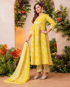 Tela de algodón Mull pura estampada con delicados trabajos manuales y bordados – Una combinación de comodidad y artesanía. - Product Image 3