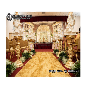Pilar de Madera Dorado Tallado para Pasillo de Boda con Estatuas de Ganesha de Delhi, India - Product Image 1