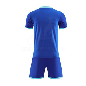Tenue de football fabriquée en tissu respirant conçu pour garder les joueurs au frais et au sec pendant les matchs de football intenses - Product Image 2