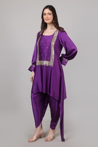 Conjunto de caftán diseñado para mujeres modernas, estilo top y pantalón dhoti, color morado, con cuentas y trabajo de lentejuelas. - Product Image 4