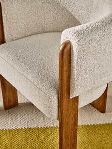 Sillón contemporáneo con respaldo curvo, patas de roble macizo y tela texturizada - Product Image 4