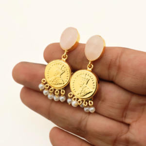 Boucles d'oreilles pendantes en forme de pièce d'or - Quartz rose et perle, style vintage - Product Image 4