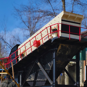 Crible vibrant incliné multi-étages Hailstone conçu pour une séparation précise des granulats dans les opérations de carrière et minières - Product Image 1