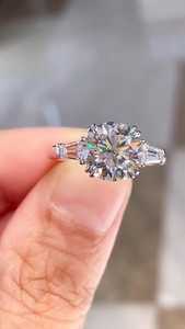 Anillo de Tres Piedras de Moissanita Brillante de 8MM con Corte Redondo, Plata de Ley 925 Original, Regalo Perfecto para Deseos de Boda o para Amigos - Product Image 3