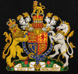 Insignia de Escudo Familiar Bordada a Mano de Lujo Personalizada con Efecto 3D en Relieve, Resistente al Agua, con Hilo Metálico - Product Image 1