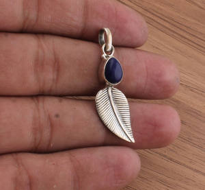 Collar de Joyería Botánica con Gema Azul Intenso, Plata de Ley 925 con Forma de Hoja de Circonio Natural, Chapado en Platino Vintage, Venta al por Mayor - Product Image 1