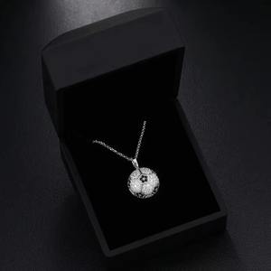 Exquisito Collar con Colgante de Fútbol Deportivo de Plata de Ley 925, Adornado con Diamantes de Moissanita, Joyería Fina de Alta Gama - Product Image 1