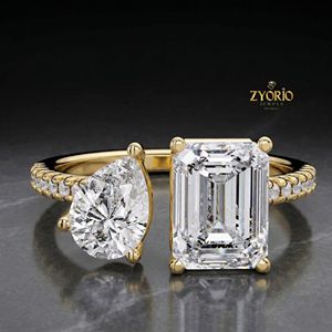 Anillo de Compromiso de Diseño con Dos Diamantes Cultivados en Laboratorio, Corte Pera y Princesa, Oro de 18K, Joyería Fina Premium - Product Image 3