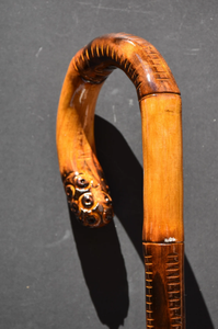 Bâton de marche artisanal en bois marron avec poignée en bois, finition brillante, design moderne style ferme, écologique, nouveau, vintage, à vendre - Product Image 4