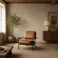 Fauteuil lounge en cuir marron cognac de luxe avec structure en métal noir et table d'appoint intégrée pour salon, mobilier d'hôtel