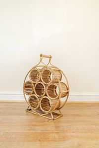 Estante decorativo de ratán para encimera, ideal para exhibir botellas de vino con encanto y textura natural. - Product Image 2