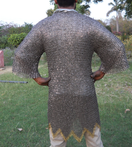 Camisa de Cota de Malla Medieval Hecha a Mano, Manga Corta, de Acero Suave, con Anillos Remachados Planos, Acabado Aceitado, Diseño en Zig Zag, Armadura - Product Image 4