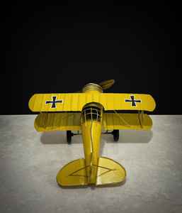 งานฝีมือนิรมลา โมเดลเครื่องบินโลหะขัดเงา พิมพ์ลายดิจิทัล สีเหลืองโบราณ รัฐราชสถาน ของตกแต่งบ้านสร้างสรรค์ - Product Image 3