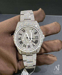 Reloj Analógico de Lujo Unisex con Moissanita Iced Out, Cuarzo, Aleación y Cristal, Esfera de Acero Inoxidable, Correa de 20mm, Números Romanos y Cierre de Brazalete - Product Image 2