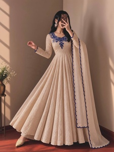 Robe Anarkali beige longue jusqu'au sol avec broderie bleue et dupatta pour femmes, tenue traditionnelle indienne et pakistanaise pour mariage. - Product Image 1