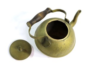 Tetera de Latón Grabada con Acabado Antiguo, Tetera de Latón con Grabado de Hojas y Asa de Madera, Olla de Agua Decorativa de Metal para el Hogar - Product Image 2
