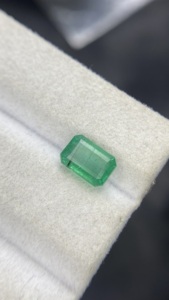 Esmeralda Zambiana Natural Certificada, Corte Octogonal, con Buen Brillo, Piedra Preciosa Suelta para Joyería, 1.56 Quilates - Product Image 3