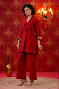 Conjunto de Chaqueta Roja con Detalles Brillantes - Product Image 4