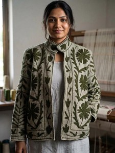 Chaqueta de Mujer con Bordado Floral Intrincado, Base Suave y Neutral, Estilo Bohemio Suzani, Arte Folclórico, Corte Holgado, Blazer Festivo de Invierno - Product Image 1