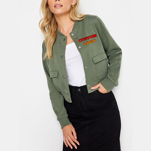 Chaqueta bomber de lana acolchada verde oliva para mujer, estilo universitario, con bolsillos con parches. - Product Image 4
