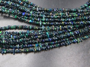 Perles de pierres précieuses d'opale éthiopienne noire naturelle multi-étincelles, copeaux d'opale noire lisses, forme non taillée, environ. 5x2 MM à 4 MM, longueur de 16 pouces - Product Image 5