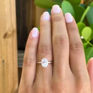 Anillo de Compromiso de Plata 925 Chapado en Oro Rosa con Diamante Redondo de 1 Quilate, Talla J, Moderno para Bodas, Fiestas y Aniversarios - Product Image 1