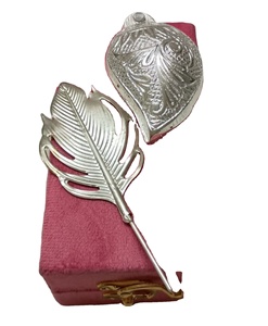 Récipient en métal Kumkum Sindoor dans une boîte en velours - Product Image 2