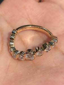 Anillo de Eternidad con Diamantes Cultivados en Laboratorio con Bisel Dorado, Corte Brillante Redondo, Anillo de Bodas para Mujer - Product Image 3