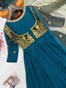 Vestido de Noche Azul de Diseñador LC con Elegante Falda y Hermosa Dupatta para Fiestas - Product Image 2