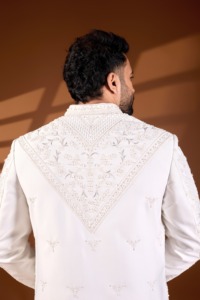 Chaqueta Sherwani Monocromática Color Marfil Real con Diseño Divino, Panel Geométrico en Forma de V, Adorno Floral 3D con Cuentas Codificadas - Product Image 5