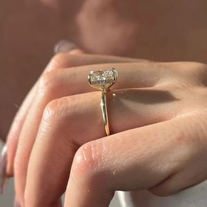Anillo de Compromiso Solitario con Diamante Cultivado en Laboratorio, Corte Esmeralda de 4.5 Quilates, Chapado en Oro de 14K, Certificado IGI, Regalo para Ella, para Bodas y Fiestas - Product Image 4