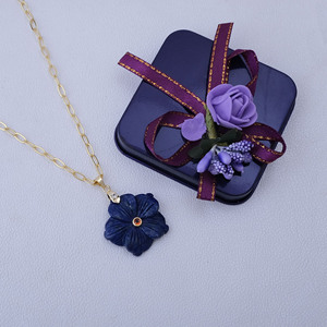 Collier Fleur en Lapis Lazuli Plaqué Or, Pendentif Charme en Pierre Précieuse Bleue Sculpté à la Main avec Zircon Orange, Bijou Floral Sculpté - Product Image 5