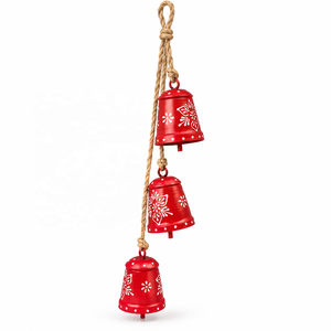 Guirnalda de Campanas de Hierro Rojas Pintadas a Mano con Gráficos Florales Simétricos, Bordes con Puntos y Cordón de Fibra Natural para Colgar - Product Image 1