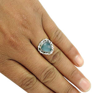 Anillo de Calcedonia Natural con Corte Trillón Brillante, Hecho a Mano con Plata de Ley 925, Estilo Bohemio para Mujer - Product Image 3