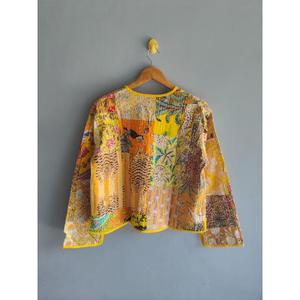 Chaleco acolchado amarillo con estampado indio para mujer, sin mangas, con botones al frente, informal, para invierno, regalo para ella. - Product Image 6