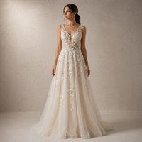Robe de mariée élégante ivoire bohème à col en V, dos nu, perlée, longueur ras du sol, silhouette trapèze, broderie de sequins et dentelle florale