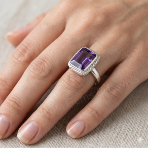 Bague unisexe en argent sterling 925 faite à la main, minimaliste, avec améthyste naturelle de forme rectangulaire 10x14mm, sertie en clos, pour le quotidien - Product Image 4