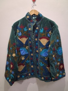 Abrigo de terciopelo artesanal de lujo con bordado floral vintage para mujer, chaqueta de moda estilo bohemio. - Product Image 1
