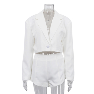 Ensemble deux pièces d'été : Veste courte sportive à col halter boutonnée sans manches avec épaulettes et short taille haute très élastique - Product Image 4