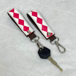 พวงกุญแจหนังแท้ลายตารางหมากรุก งานแฮนด์เมดระดับพรีเมียม ดีไซน์อาร์ไกล ทนทาน ใหม่ล่าสุด  สำหรับผู้ชายและผู้หญิง - Product Image 5